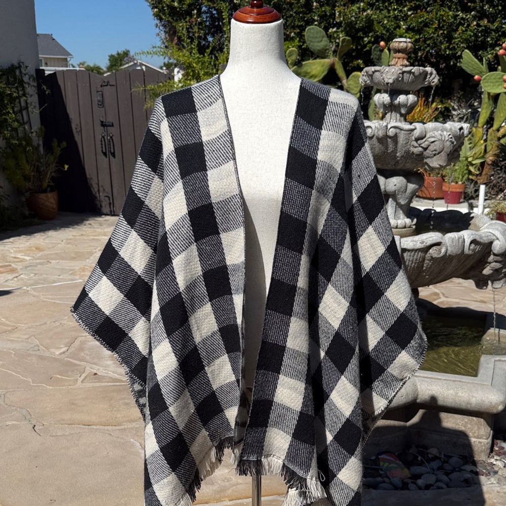 Vince Camuto Monochrome Patterned Poncho